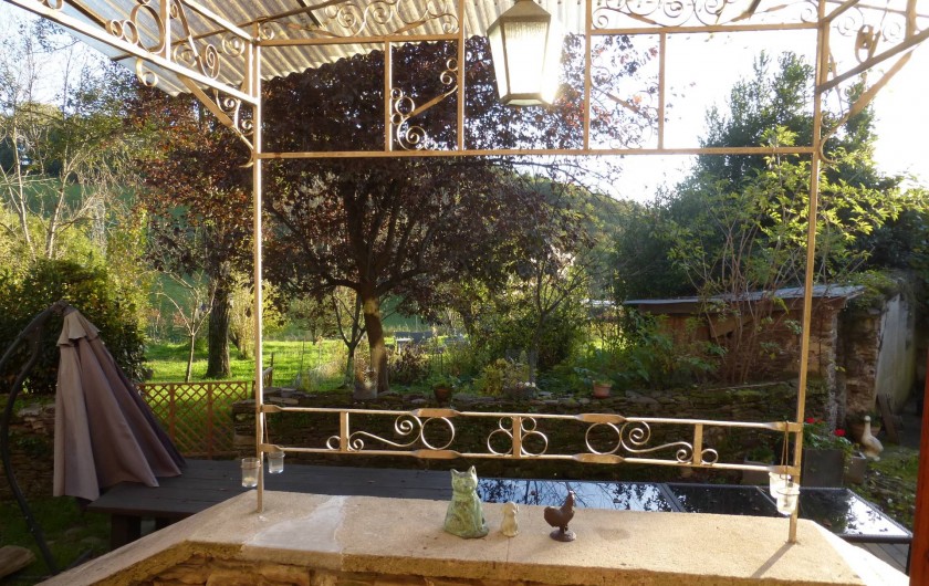 Location de vacances - Gîte à Saint-Hilaire-Peyroux - perron de la cuisine donnant sur la terrasse et le jardin