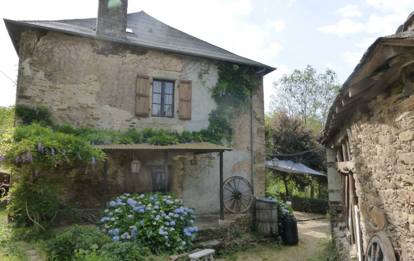 Location de vacances - Gîte à Saint-Hilaire-Peyroux - Façade ouest