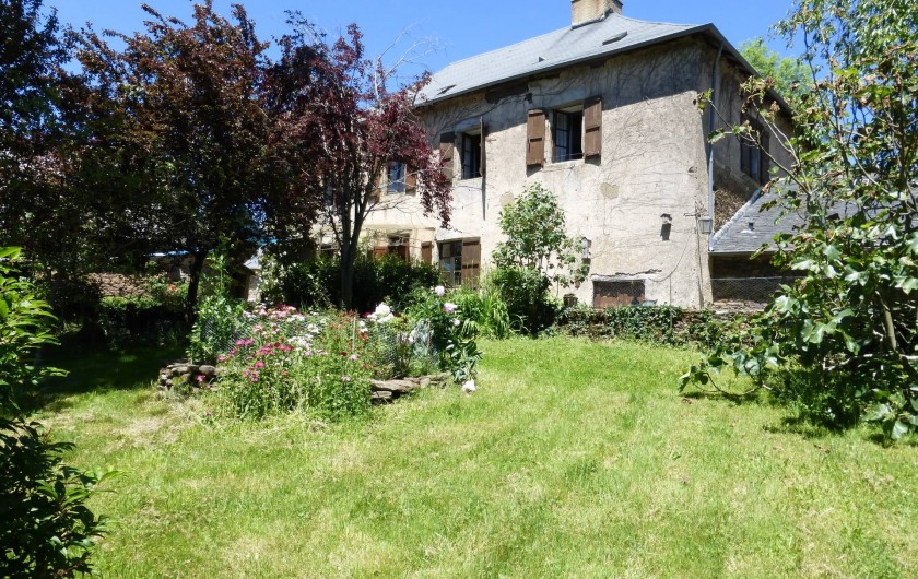 Location de vacances - Gîte à Saint-Hilaire-Peyroux - vue sur la maison depuis le jardin