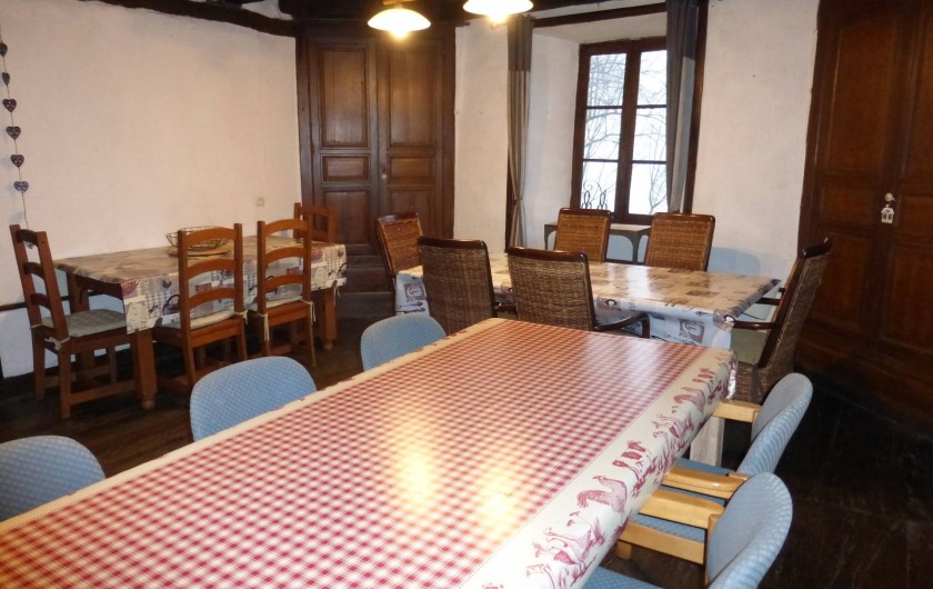 Location de vacances - Gîte à Saint-Hilaire-Peyroux - Séjour principal dans la grande bâtisse