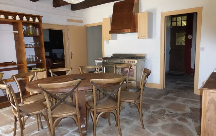 Location de vacances - Gîte à Saint-Hilaire-Peyroux - cuisine principale donnant sur le jardin et la terrasse principale