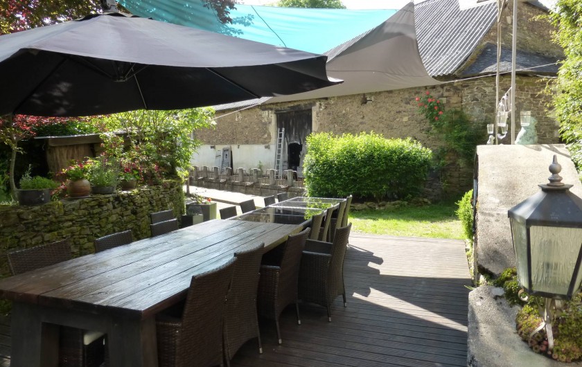 Location de vacances - Gîte à Saint-Hilaire-Peyroux - Terrasse principale ombragée