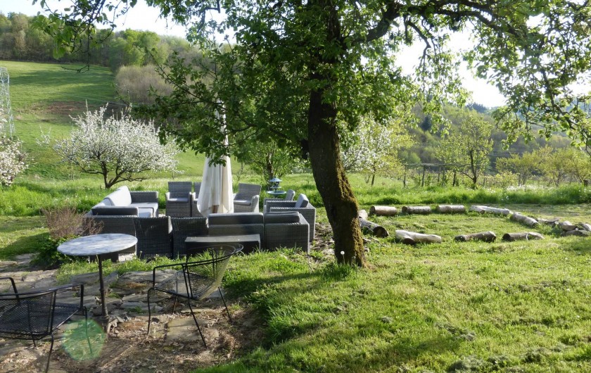 Location de vacances - Gîte à Saint-Hilaire-Peyroux - Salon de jardin principal, sans voisin, entouré d'arbres fruitiers