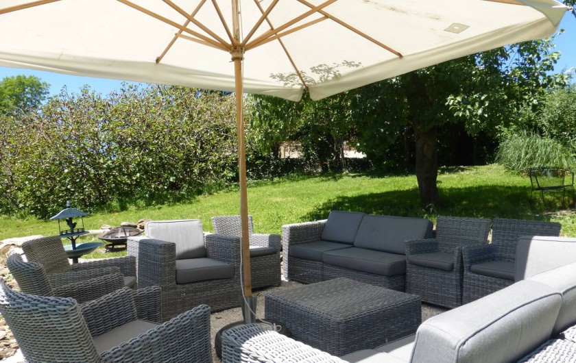 Location de vacances - Gîte à Saint-Hilaire-Peyroux - le confort dans la nature, au calme, entouré de végétation