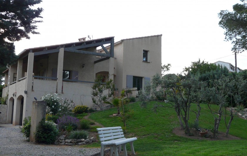 Location de vacances - Chambre d'hôtes à Velaux - Coté chambre. (en haut à droite )