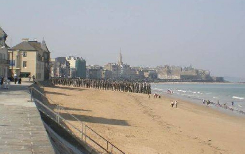 Location de vacances - Studio à Saint-Malo - la digue le long de la grande plage qui vous emmène à la vieille ville