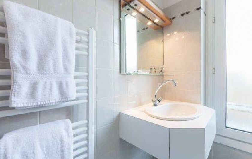 Location de vacances - Studio à Saint-Malo - la salle d'eau avec un sèche serviettes