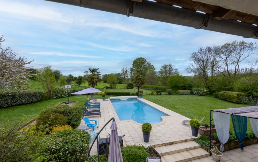 Location de vacances - Gîte à La Jaudonnière - Vue sur la piscine et les terrains de jeux.