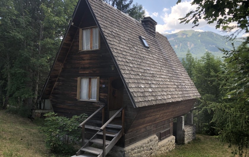 Location de vacances - Chalet à Allos - CHALET CANADIEN TRADITIONNEL NICHÉ DANS LA VERDURE