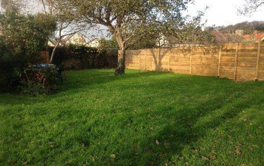 Location de vacances - Gîte à Saint-Georges-de-la-Rivière - jardin arboré et fermé