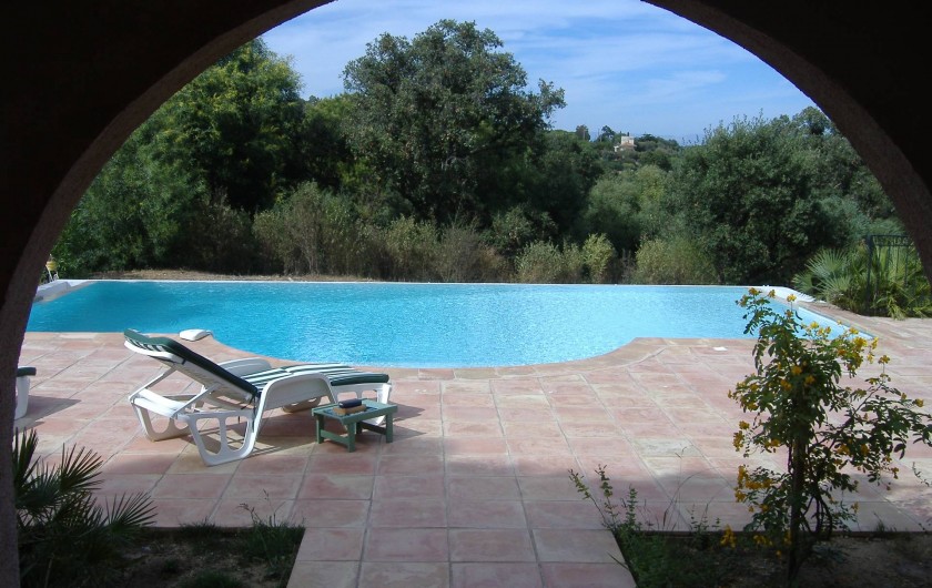 Location de vacances - Villa à Ramatuelle - Vue de la piscine depuis la terrasse couverte du bas.