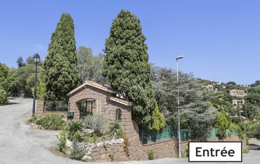 Location de vacances - Villa à Roquebrune-sur-Argens - Vue de la Maison depuis la Rue