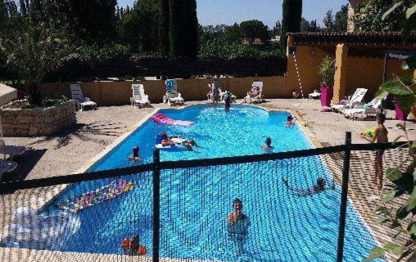 Location de vacances - Maison - Villa à Loriol-du-Comtat - La piscine permet de partager de bons moments  pour des vacances en famille