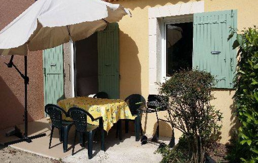 Location de vacances - Maison - Villa à Loriol-du-Comtat - Terrasse privée séparée par des haies végétales   Barbecue