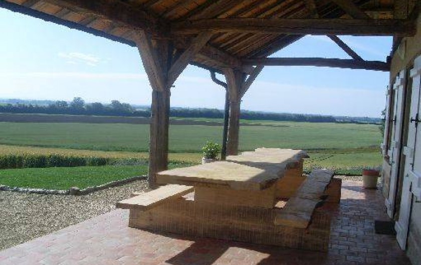 Location de vacances - Gîte à Pourlans - terrasse surplombant les champs