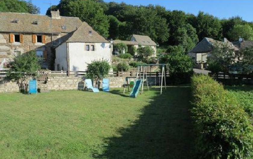 Location de vacances - Gîte à Saint-Pierre-de-Nogaret - Terrain extérieur avec transats, bancs