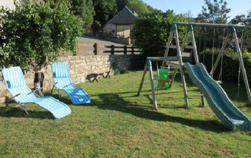 Location de vacances - Gîte à Saint-Pierre-de-Nogaret - et portique toboggan-balançoire.