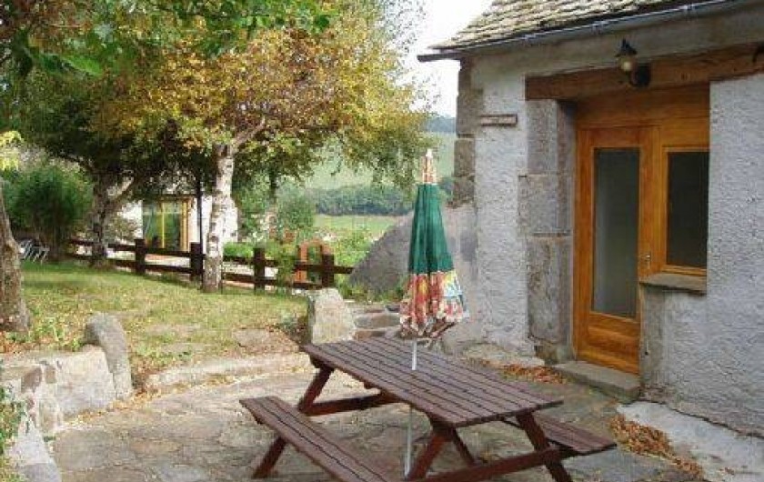 Location de vacances - Gîte à Saint-Pierre-de-Nogaret - Terrasse ombragée Exposition idéale