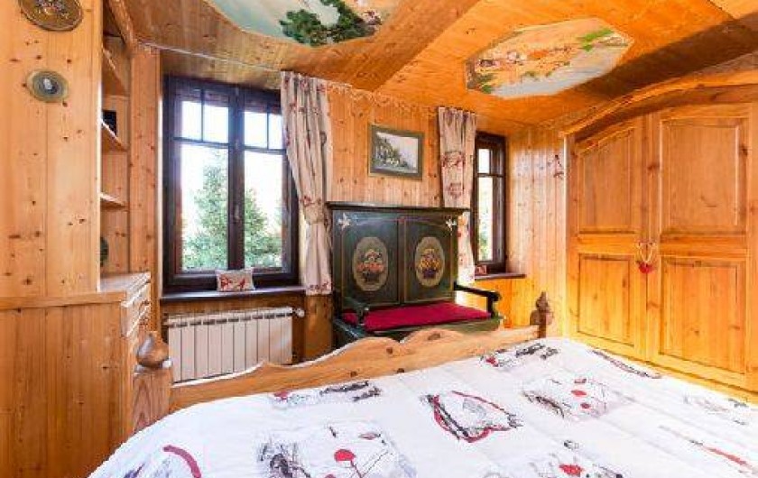 Location de vacances - Chalet à Chamonix-Mont-Blanc - chambre au rez-de-chaussée avec un lit extra large. Vue sur le Brévent