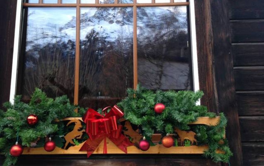 Location de vacances - Chalet à Chamonix-Mont-Blanc - Aiguille du Midi en reflet dans la vitre du salon