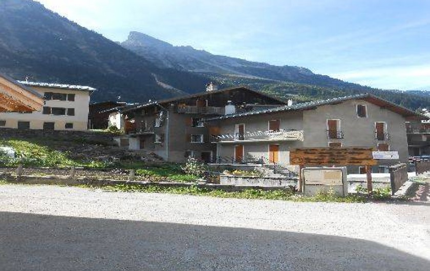 Location de vacances - Appartement à Pralognan-la-Vanoise - maison en 2èmè plan ; l'appartement est au deuxième étage avec le balcon