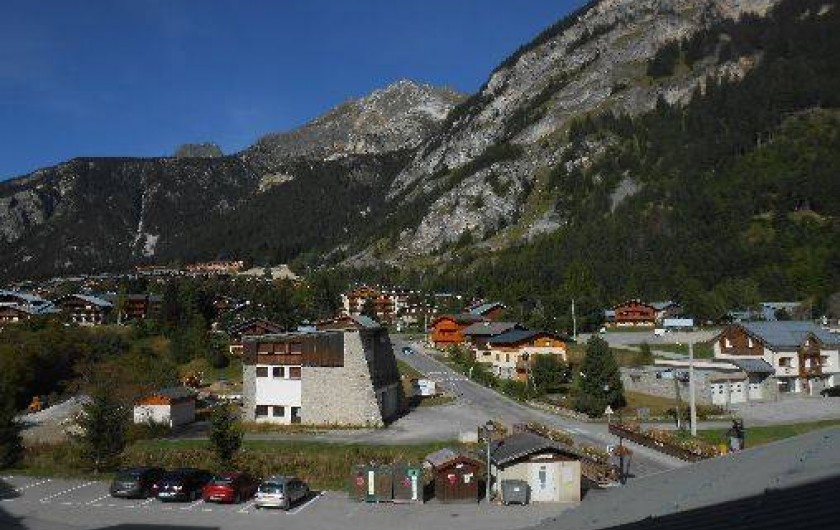 Location de vacances - Appartement à Pralognan-la-Vanoise - vue du balcon vers le nord dont le parking