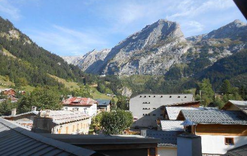 Location de vacances - Appartement à Pralognan-la-Vanoise - Vue du balcon ( commerces au 1er plan et, au 2ème plan, le parc de la Vanoise)