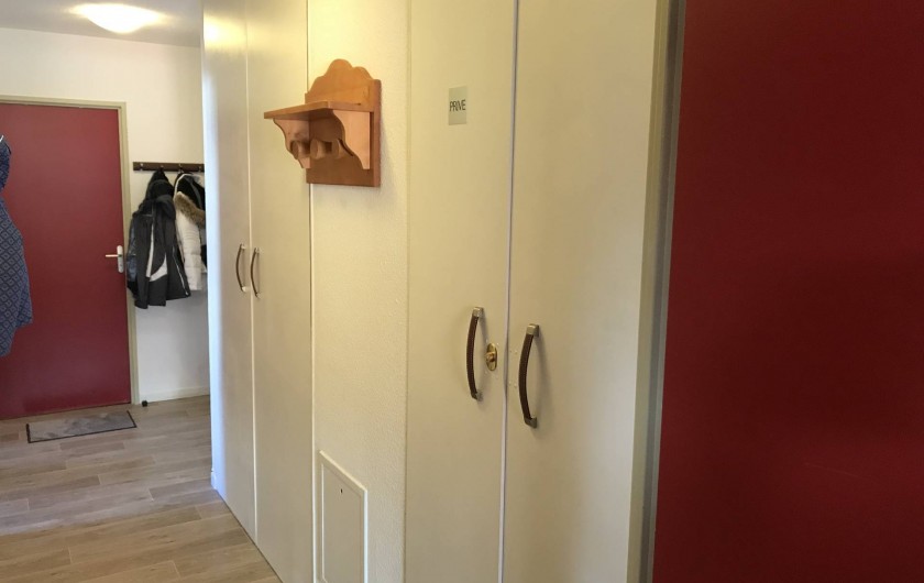 Location de vacances - Appartement à Saint-Sorlin-d'Arves - Couleur avec placard