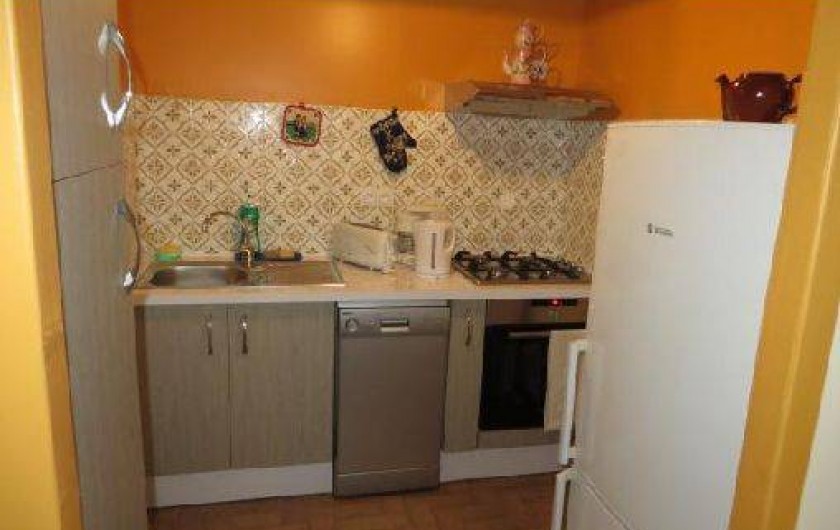 Location de vacances - Maison - Villa à Tournan - la cuisine avec son lave-vaisselle et le combiné congélateur-réfrigérateur