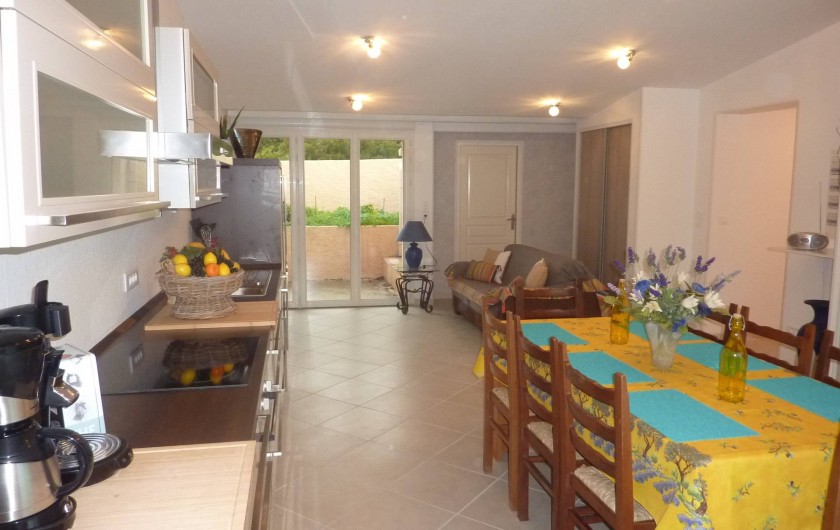 Location de vacances - Villa à Saint-Raphaël - Pièce a vivre accès terrasse : cuisine américaine toute équipée