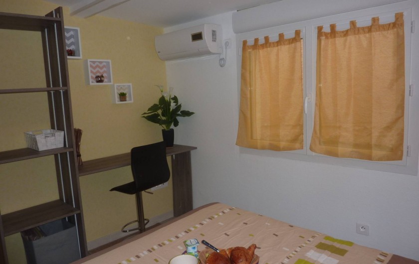 Location de vacances - Villa à Saint-Raphaël - chambre jaune climatisée   avec penderie - rangement et bureau.