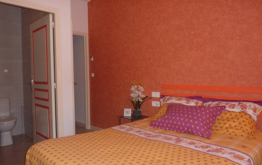Location de vacances - Villa à Saint-Raphaël - chambre orange climatisée  avec penderie - rangement et bureau.