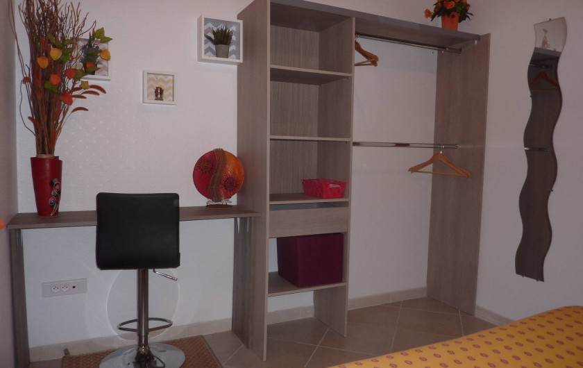 Location de vacances - Villa à Saint-Raphaël - chambre orange  climatisée avec penderie - rangement et bureau.