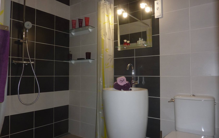 chambre orange : salle d'eau douche italienne de 160 cm - lavabo totem + WC