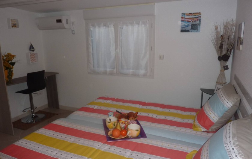 Location de vacances - Villa à Saint-Raphaël - chambre rayures climatisée  avec penderie - rangement et bureau.