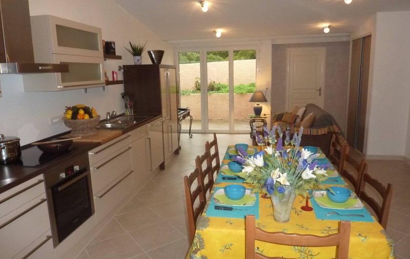 Location de vacances - Villa à Saint-Raphaël - Pièce a vivre accès terrasse : cuisine américaine toute équipée
