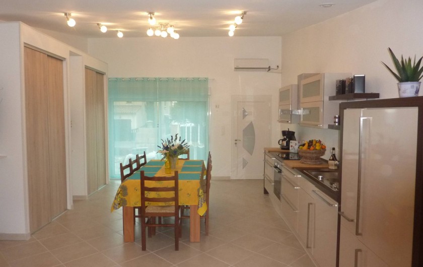 Location de vacances - Villa à Saint-Raphaël - Pièce a vivre accès terrasse : cuisine américaine toute équipée
