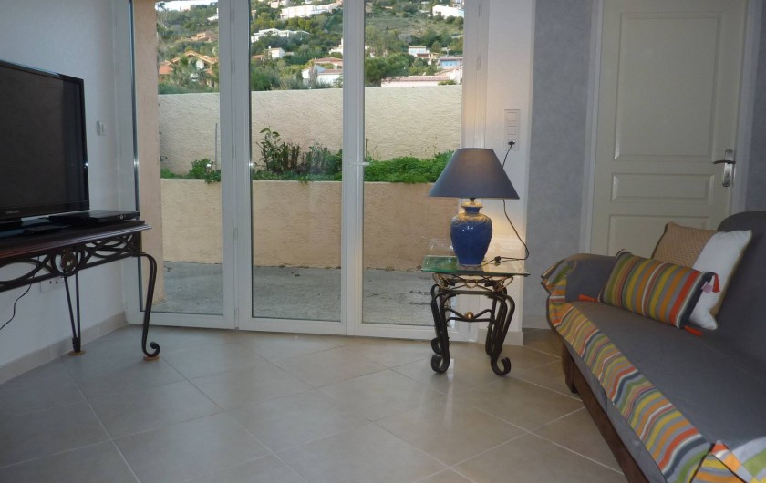 Location de vacances - Villa à Saint-Raphaël - Salon avec canapé lit grand confort, écran plat - lecteur DVD - internet