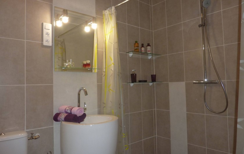 chambre rayures : salle d'eau douche italienne de 160 cm - lavabo totem + WC