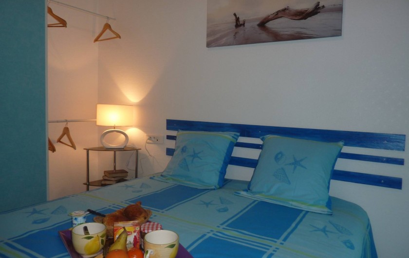 Location de vacances - Villa à Saint-Raphaël - chambre bleue climatisée accès terrasse avec penderie - rangement et bureau.