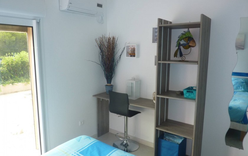 Location de vacances - Villa à Saint-Raphaël - chambre bleue  climatisée accès terrasse avec penderie - rangement et bureau.