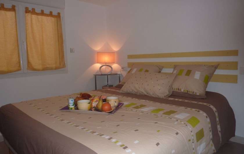 Location de vacances - Villa à Saint-Raphaël - chambre jaune climatisée  avec penderie - rangement et bureau.