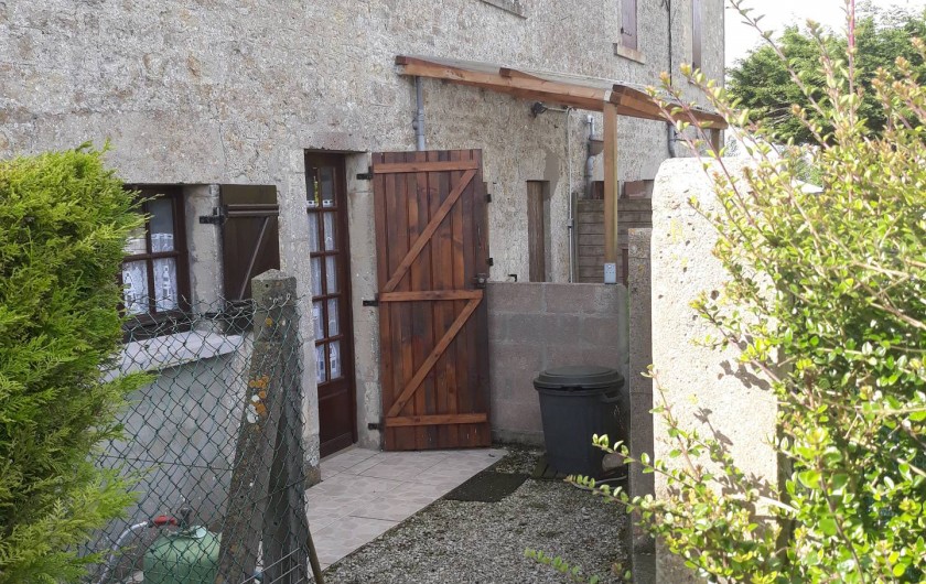 Location de vacances - Appartement à Sainte-Marie-du-Mont - Sortie arrière côté jardin
