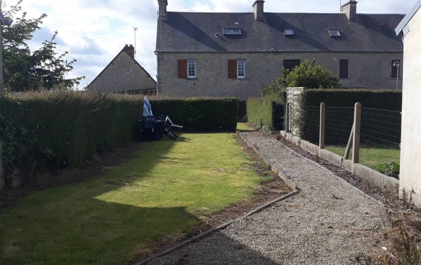 Location de vacances - Appartement à Sainte-Marie-du-Mont - Cour arrière de la maison