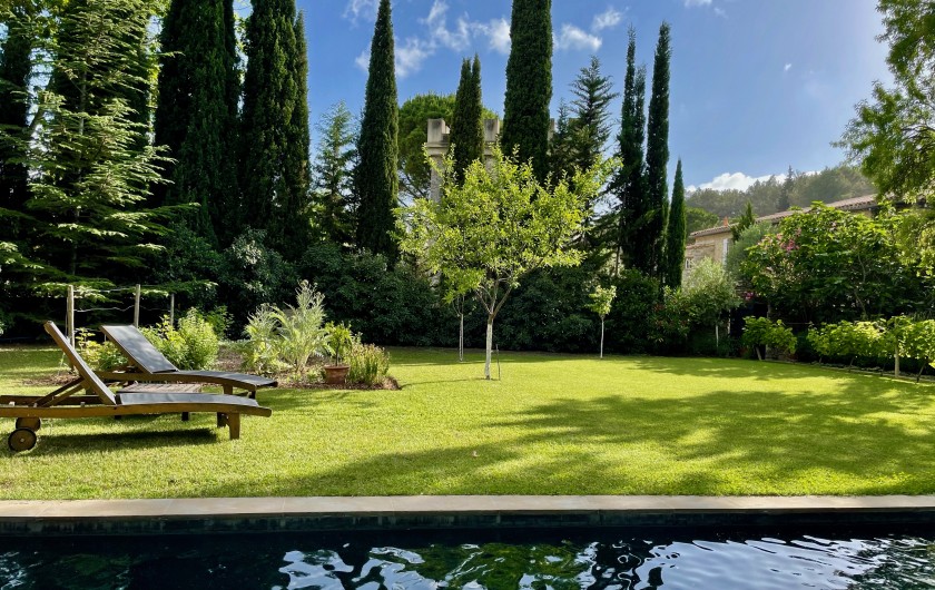 Location de vacances - Gîte à Montlaur - Le jardin et la piscine