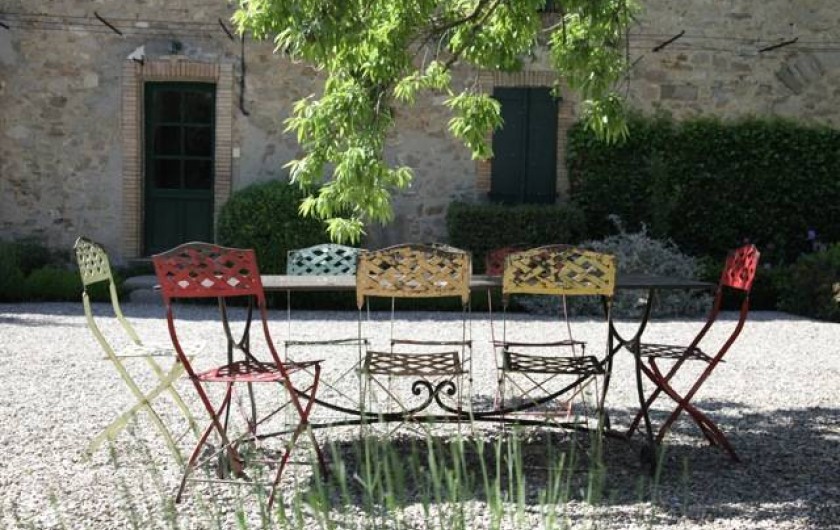 Location de vacances - Gîte à Montlaur - Coin repas devant la maison