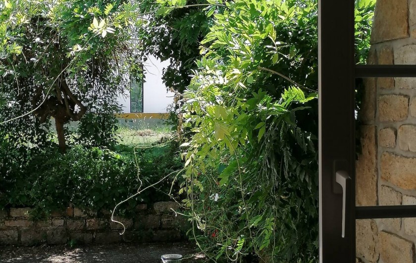 Location de vacances - Studio à Plélan-le-Petit - Vue sur la terrasse et jardin