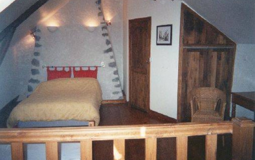 Location de vacances - Gîte à Aurillac - La Chambre de l'étage  avec la Salle d'eau et un grand placard