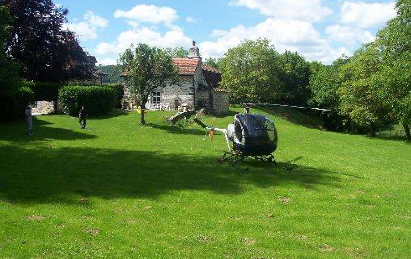 Location de vacances - Gîte à Aurillac - L'hélistation dans le près devant le Gîte et sa Terrasse