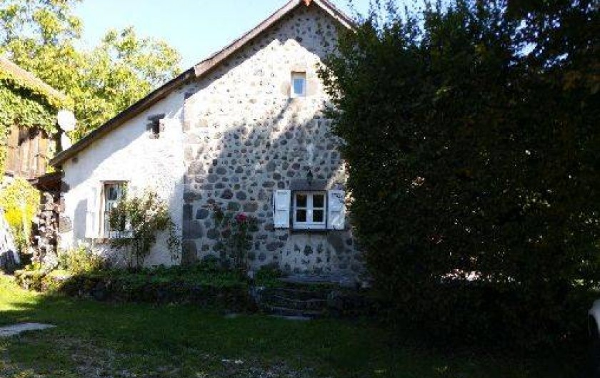Location de vacances - Gîte à Aurillac - L'accès au Gite en venant du parking et de la Fontaine